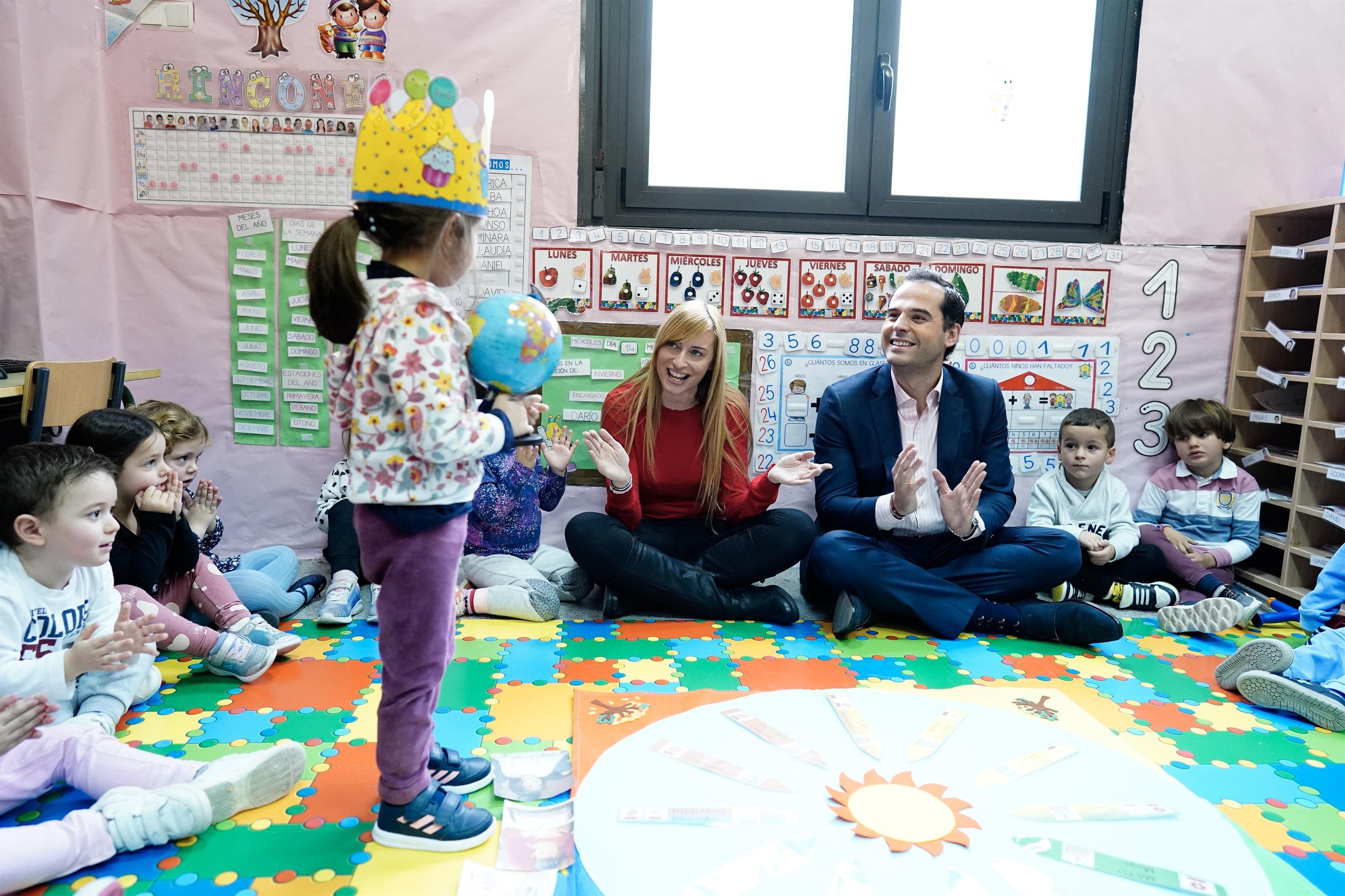 Ignacio Aguado visita el aula impartida por Patricia del Valle, la docente galardonada como mejor profesora de España. Europa Press