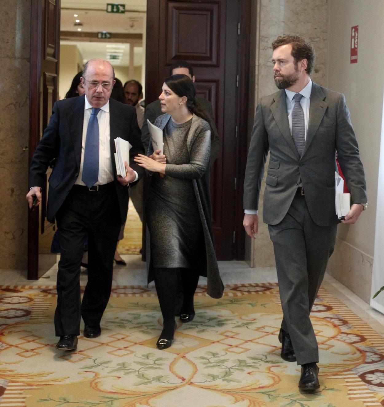 El portavoz VOX en el Congreso de los Diputados, Iván Espinosa de los Monteros (dech) y la secretaria general del Grupo Parlamentario de VOX, Macarena Olona (centro), junto al vicepresidente cuarto de la Mesa del Congreso