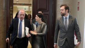 El portavoz VOX en el Congreso de los Diputados, Iván Espinosa de los Monteros (dech) y la secretaria general del Grupo Parlamentario de VOX, Macarena Olona (centro), junto al vicepresidente cuarto de la Mesa del Congreso