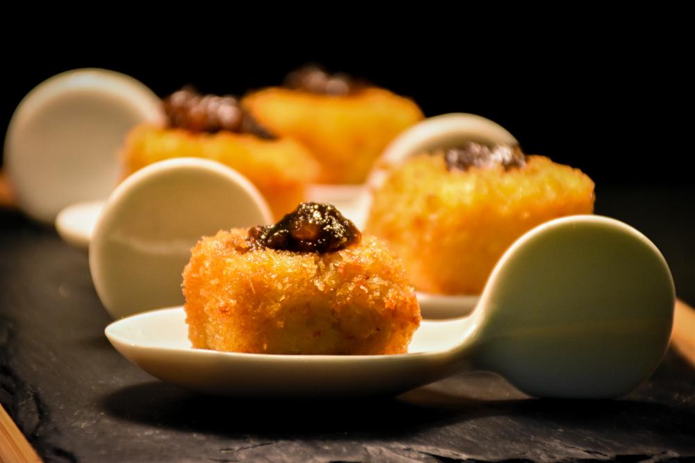 Las croquetas líquidas de Queso sobre confitura de Tomate y Aceitunas negras de La Gastro de Chema Soler.