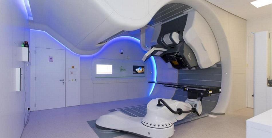 Quirónsalud trata al primer paciente de cáncer en España con terapia de protones