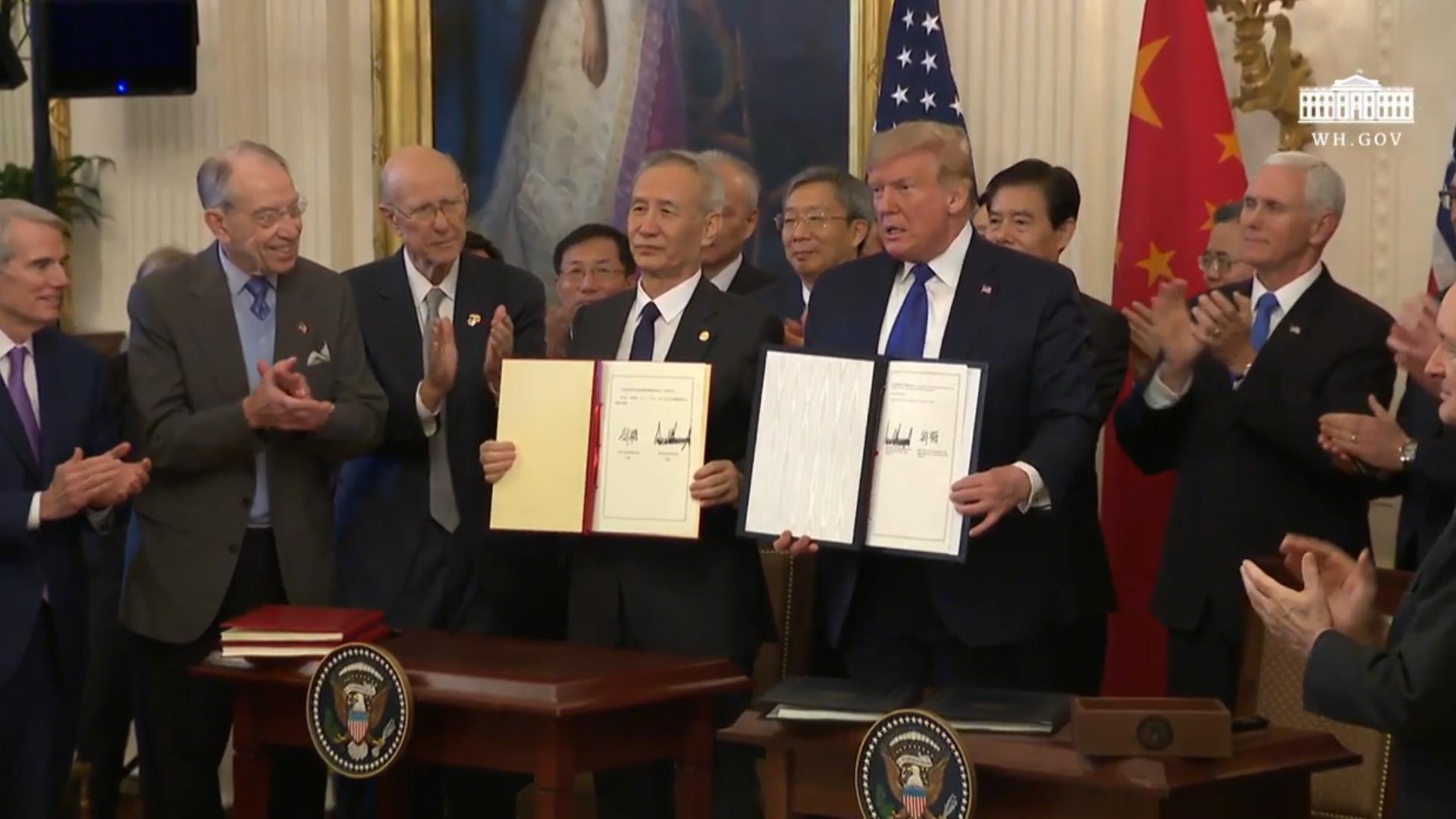 El presidente de Estados Unidos Donald Trump y el vice primer ministro de China Liu He han formalizado la paz comercial entre ambas potencias mediante la firma en la Casa Blanca 