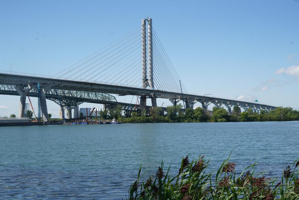 El puente de Champlain, que une Canadá con EEUU, es una espectacular obra de ingeniería, con un gran vano atirantado y accesos en vigas rectas de hormigón prensado