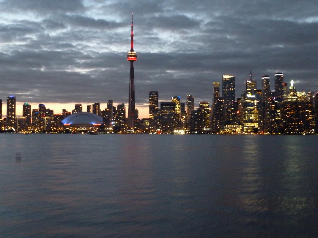 Vista nocturna de Toronto, con la CN Tower dominando el skyline