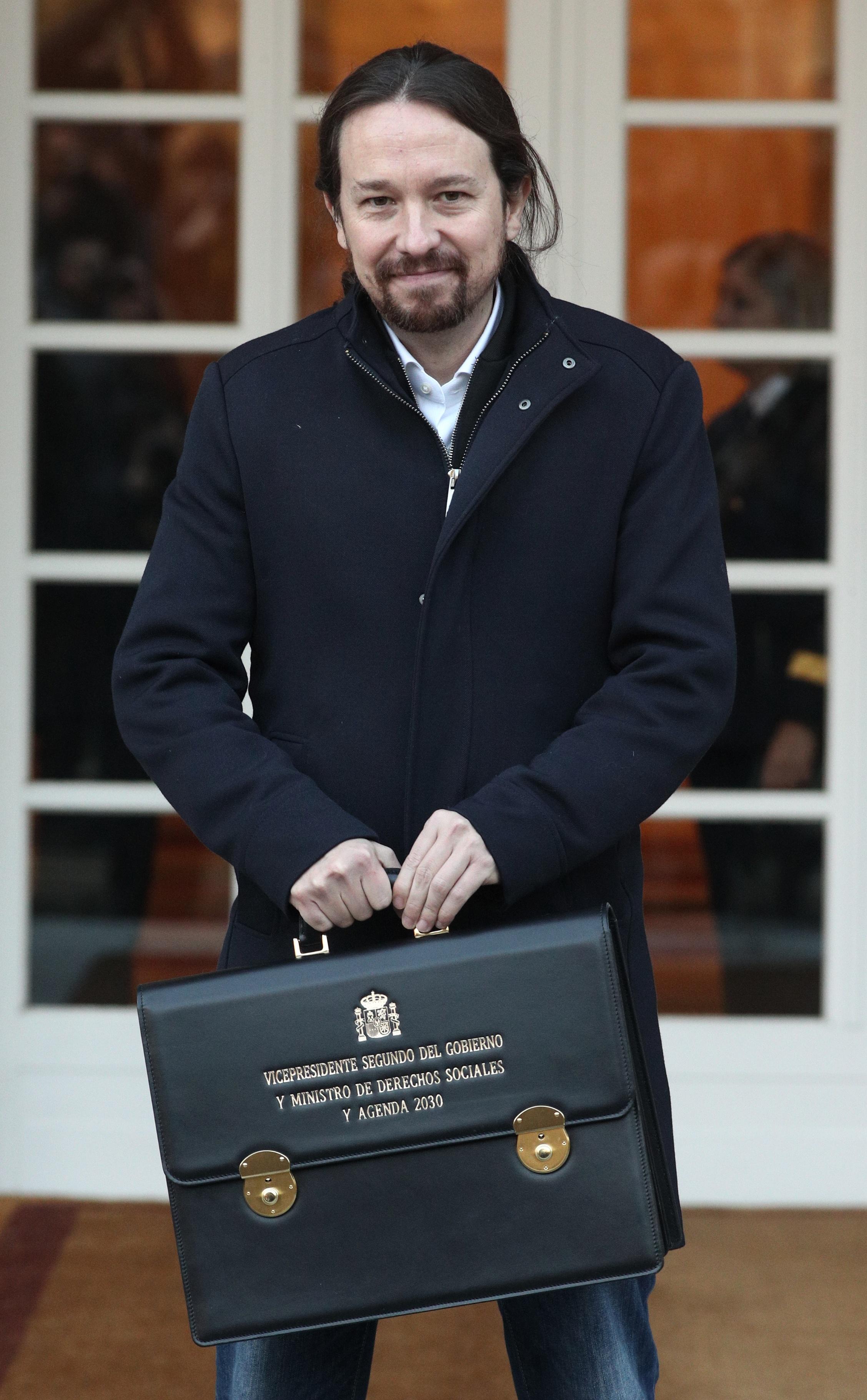 El vicepresidente de Derechos Sociales y Agenda 2030 del Gobierno, Pablo Iglesias, posa con la cartera de su ministerio