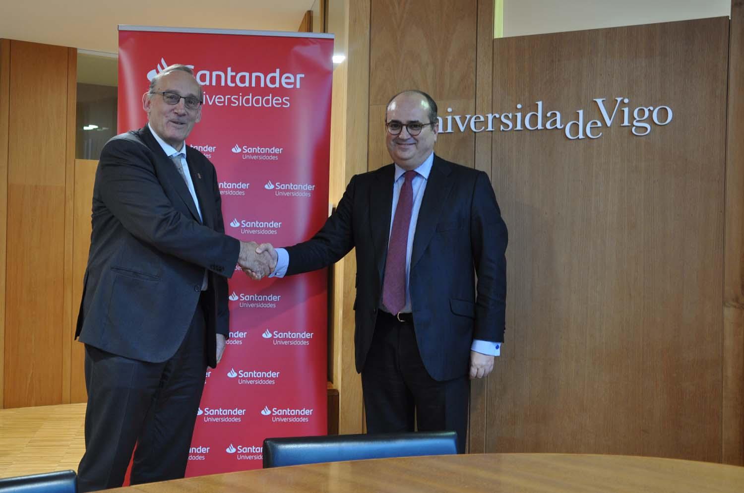 El director territorial del Banco Santander en Galicia, Víctor Menéndez y el rector de la Universidad de Vigo, Manuel Reigosa en el momento de la firma.