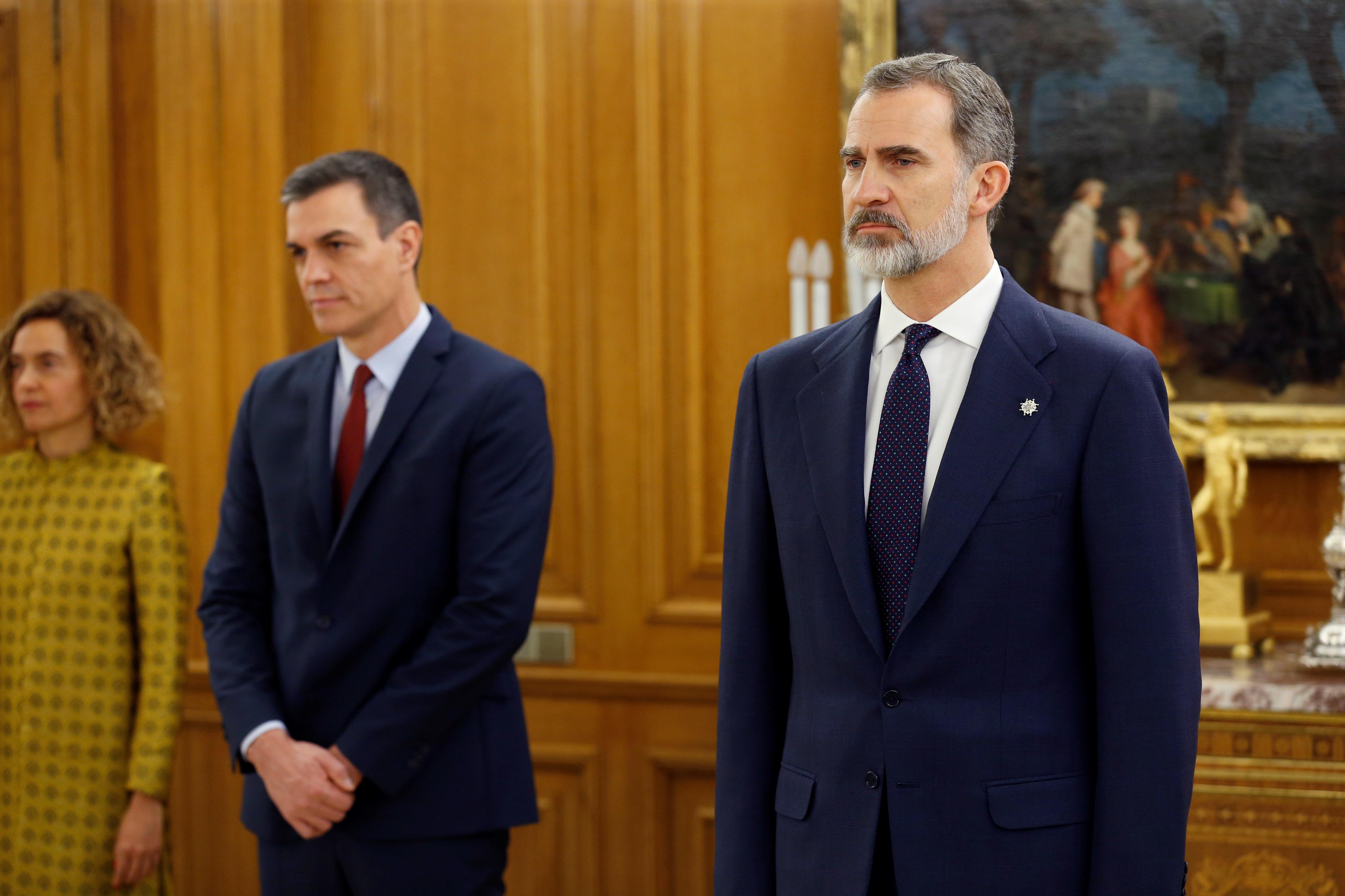 El presidente del Gobierno Pedro Sánchez y el Rey Felipe VI presiden la jura de ministros de su nuevo gobierno durante un acto celebrado en el Palacio de Zarzuela. Europa Press