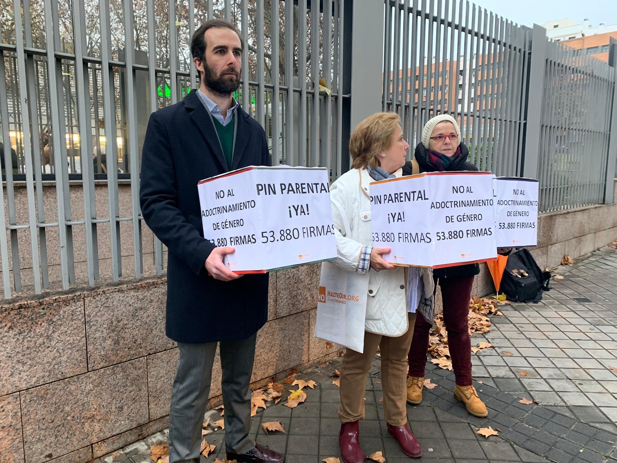 Miembros de Hazte Oír entregan en la Asamblea de Madrid firmas recogidas para que se implante el 'pin parental' en la Comunidad de Madrid 