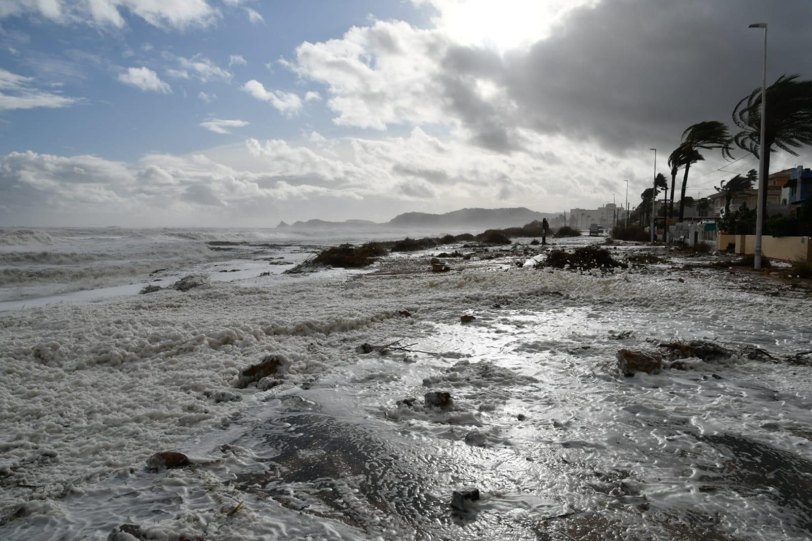 Estado de la fachada litoral en la avenida Mediterráneo en Xàbia.EP