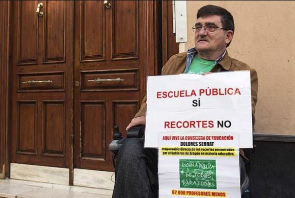 La Justicia retira la multa al profesor que protestó frente al portal de la consejera aragonesa de Educación
