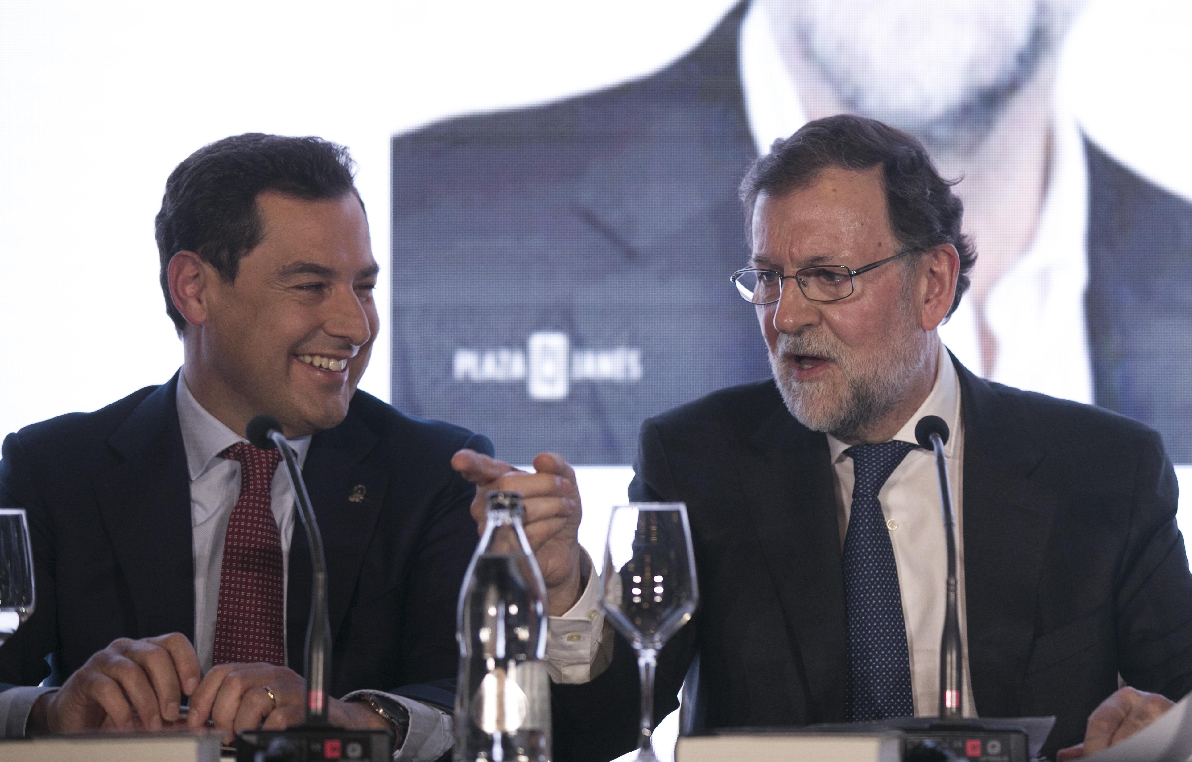 El presidente de la Junta, Juanma Moreno (i), durante la presentación del libro 'Una España mejor' del expresidente del Gobierno Mariano Rajoy (d). En Sevilla, a 20 de enero de 2020.