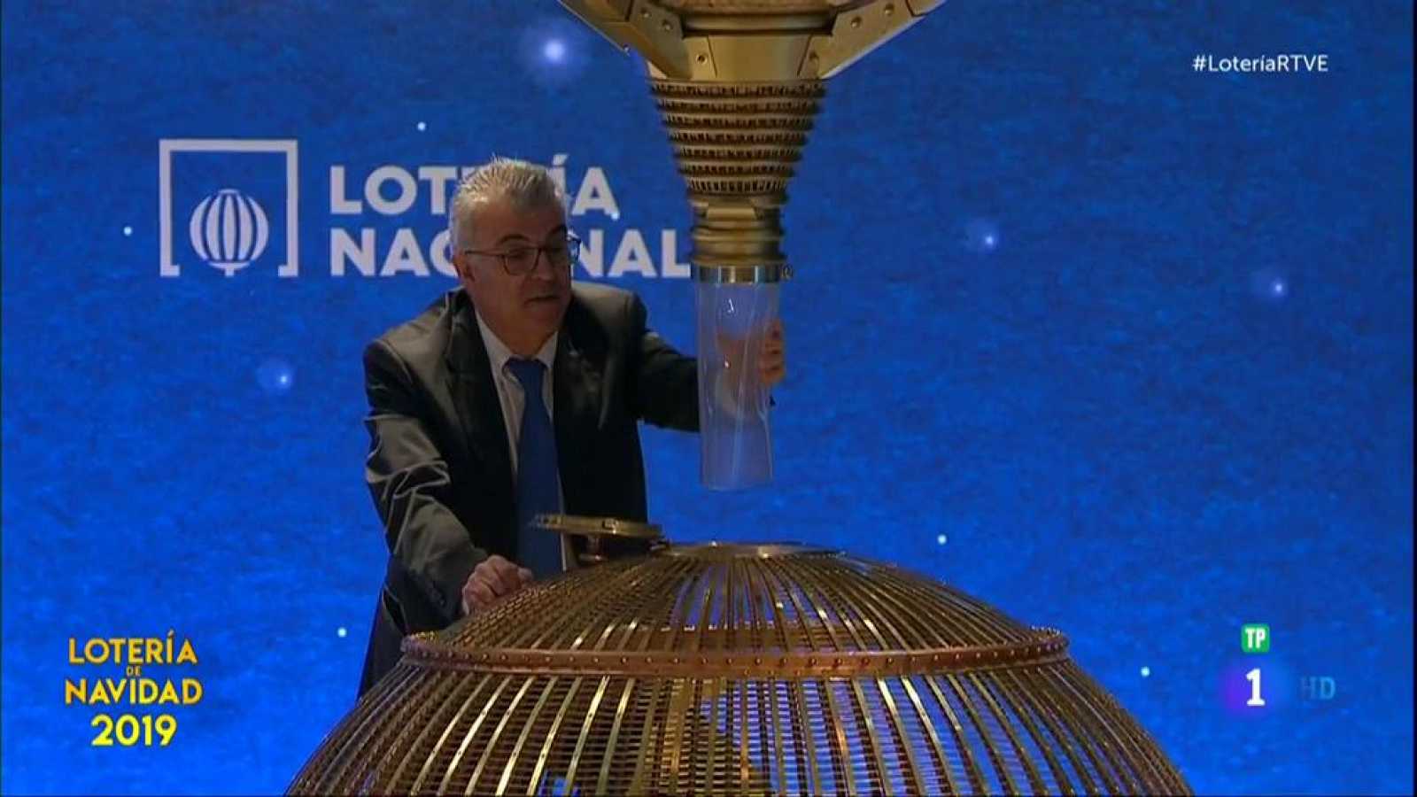 Un funcionario de Loterías introduce una bola en el bombo del Gordo. RTVE