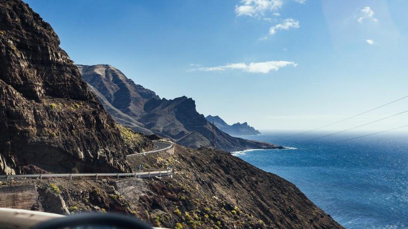 Una carretera en el litoral de Gran Canaria. Marcin Jozwiak en Pixabay