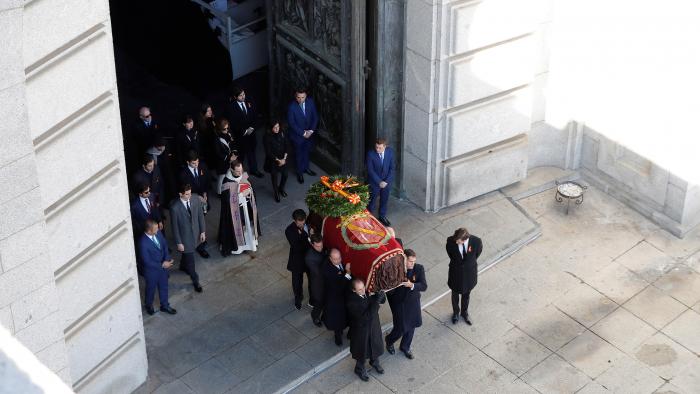 Los familiares de Francisco Franco portan el féretro con los restos mortales del dictador tras su exhumación. Fuente: Europa Press.