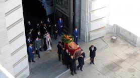Los familiares de Francisco Franco portan el féretro con los restos mortales del dictador tras su exhumación. Fuente: Europa Press.
