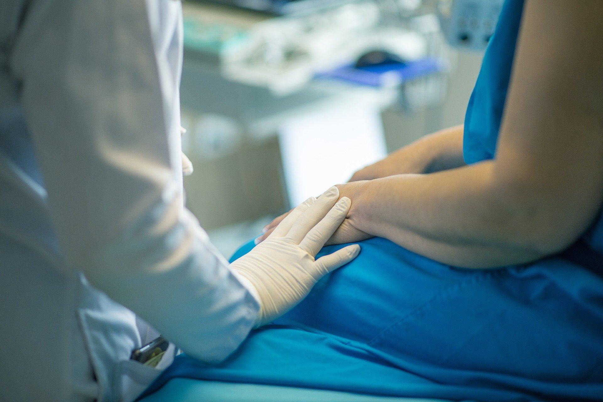 Una doctora atiende a una paciente.