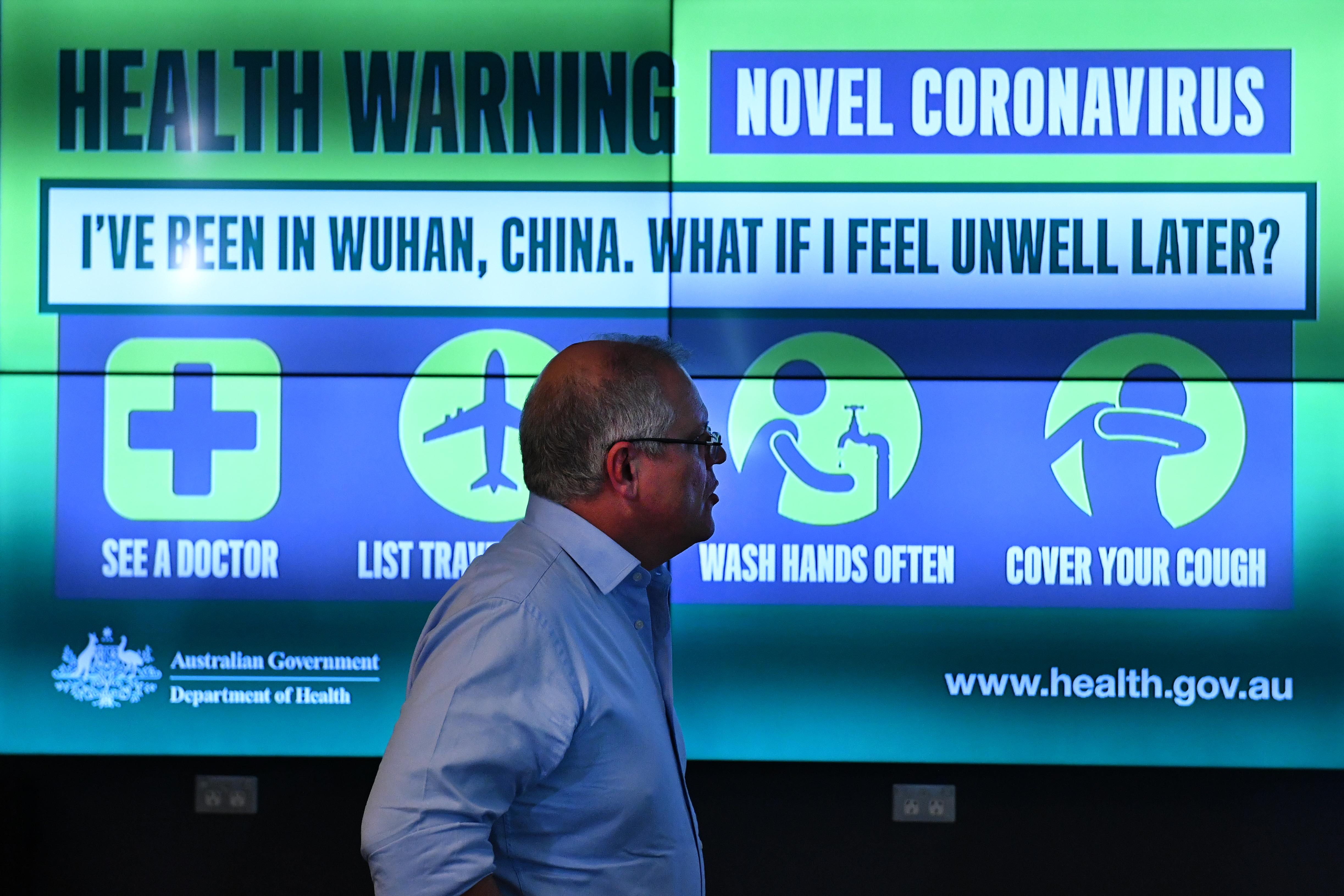 El primer ministro de Australia, Scott Morrison con las recomendaciones de la OMS ante el coronavirus