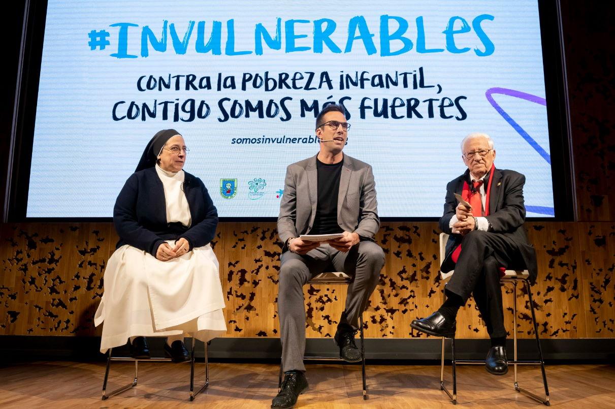 Sor Lucía Caram y el padre Ángel han presentado la campaña #Invulnerables, cuyo objetivo es acabar con la pobreza infantil. El acto ha estado conducido por le exjugador de balonceso Sergi Grimau (en el centro)