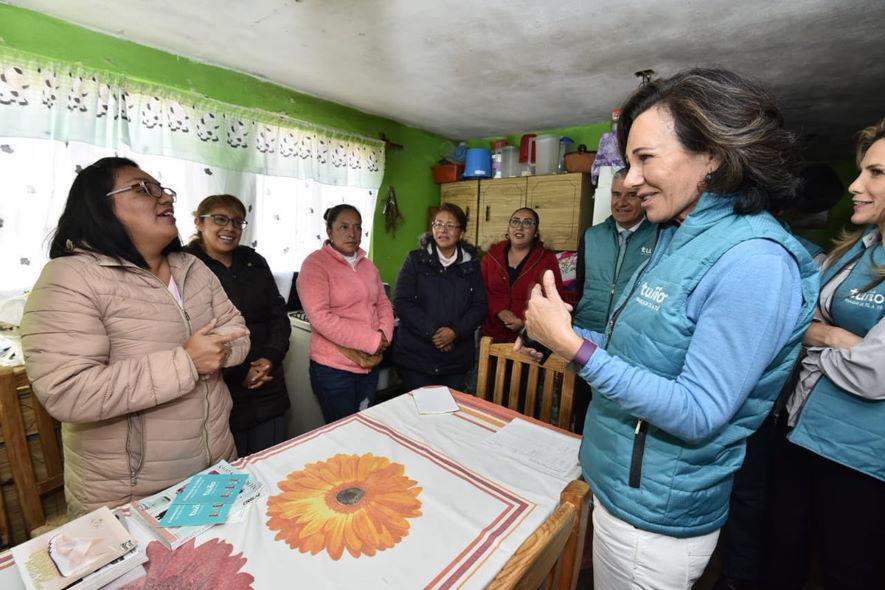 Ana Botín, en Santiago Tianguistenco (México) junto a mujeres emprendedoras que han impulsado sus negocios gracias al programa de microcréditos Tuiio, impulosado por Banco Santander