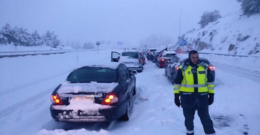 Un guardia civil controlando el tráfico en medio de la nieve. EP archivo