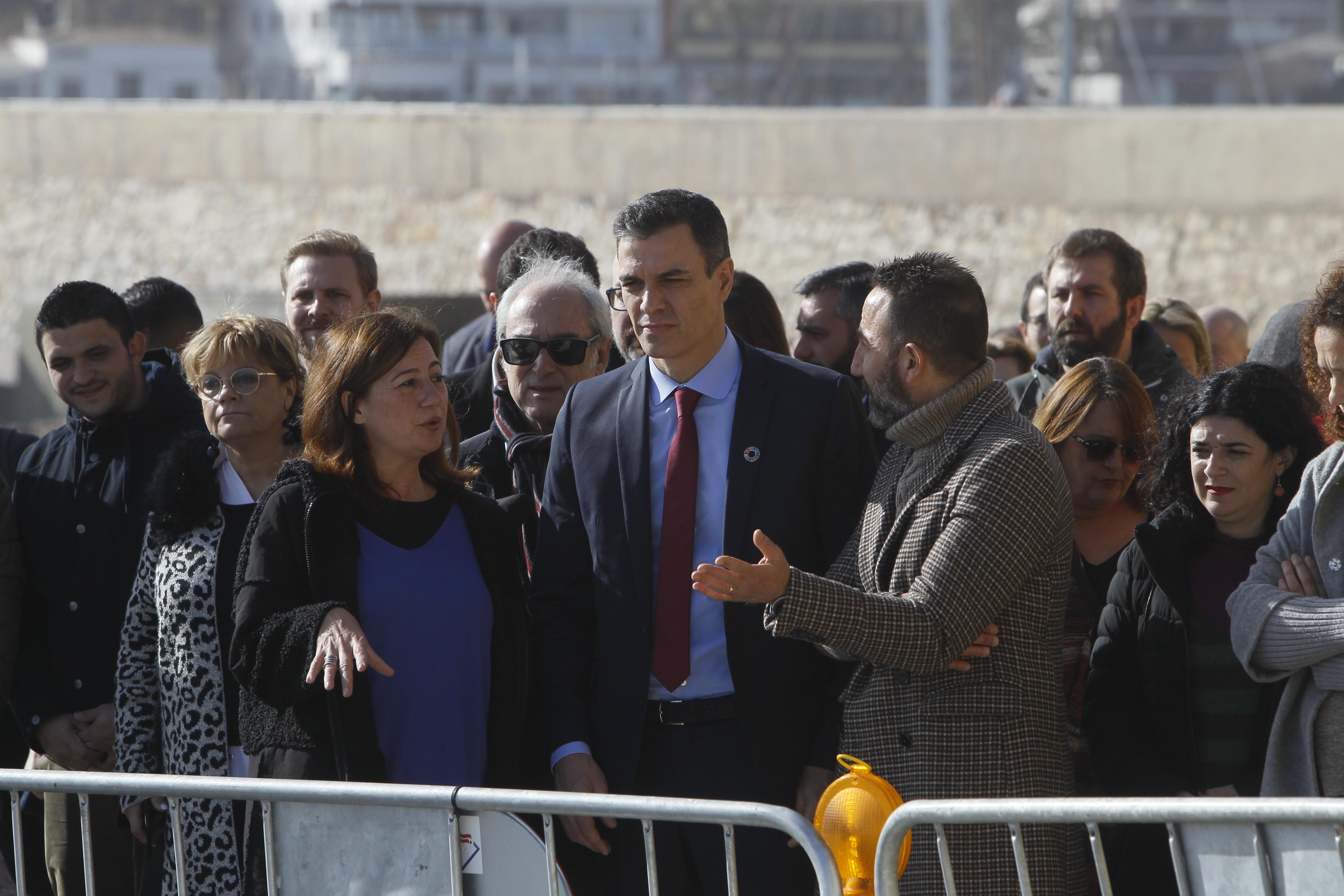El presidente del Gobierno Pedro Sánchez y la presidenta de Islas Baleares Francina Armengol en el Puerto de Cala Ratjada en Capdepera (Mallorca) durante la visita de Sánchez a las zonas afectadas