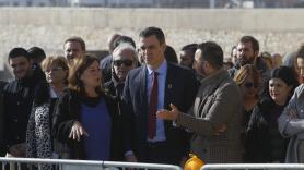 El presidente del Gobierno Pedro Sánchez y la presidenta de Islas Baleares Francina Armengol en el Puerto de Cala Ratjada en Capdepera (Mallorca) durante la visita de Sánchez a las zonas afectadas