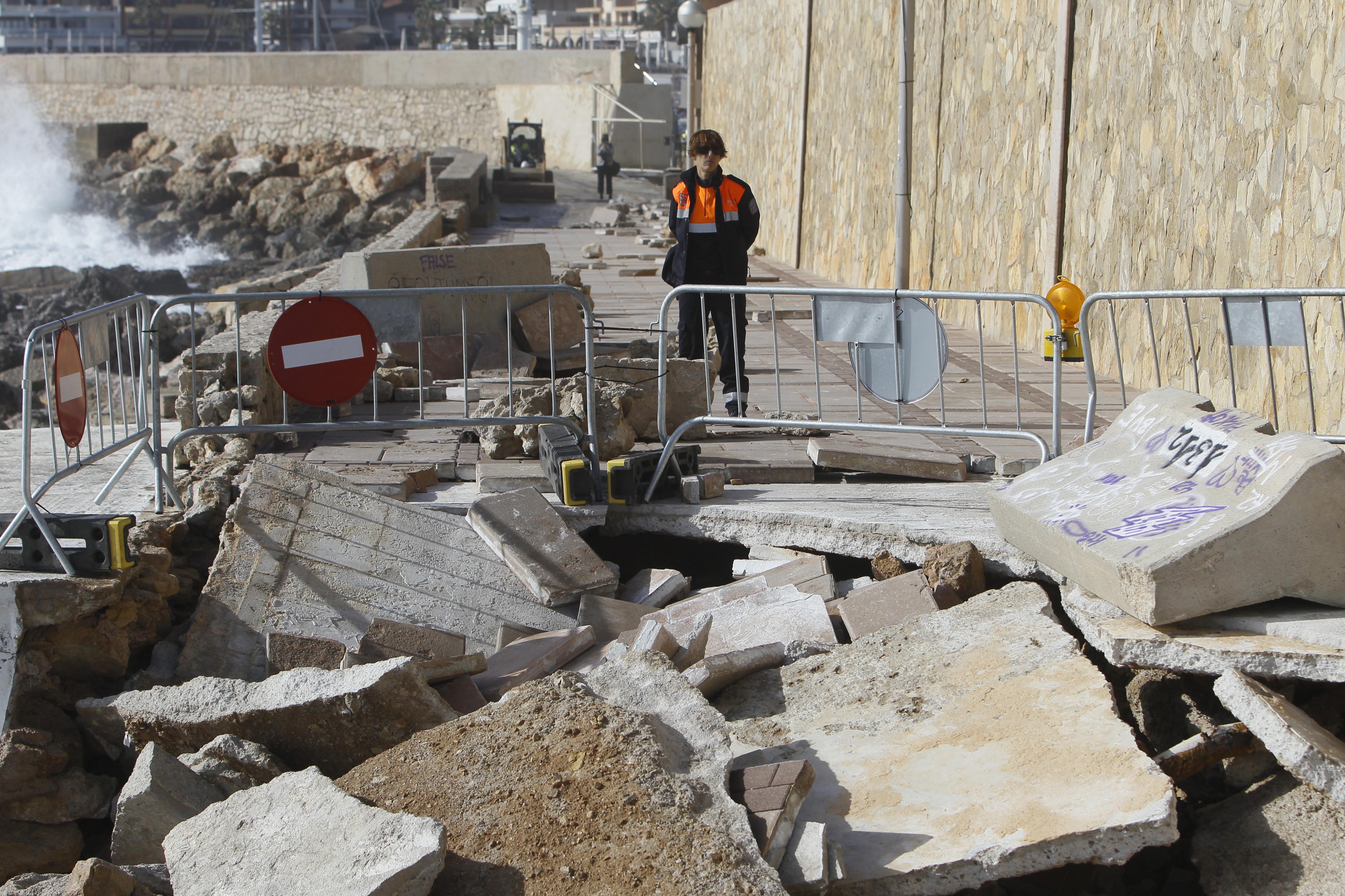 Una agente de Protección Civil junto a la zona afectada por la borrasca 'Gloria' en el Puerto de Cala Ratjada en Capdepera (Mallorca) espera la visita del presidente del Gobierno Pedro Sánchez e