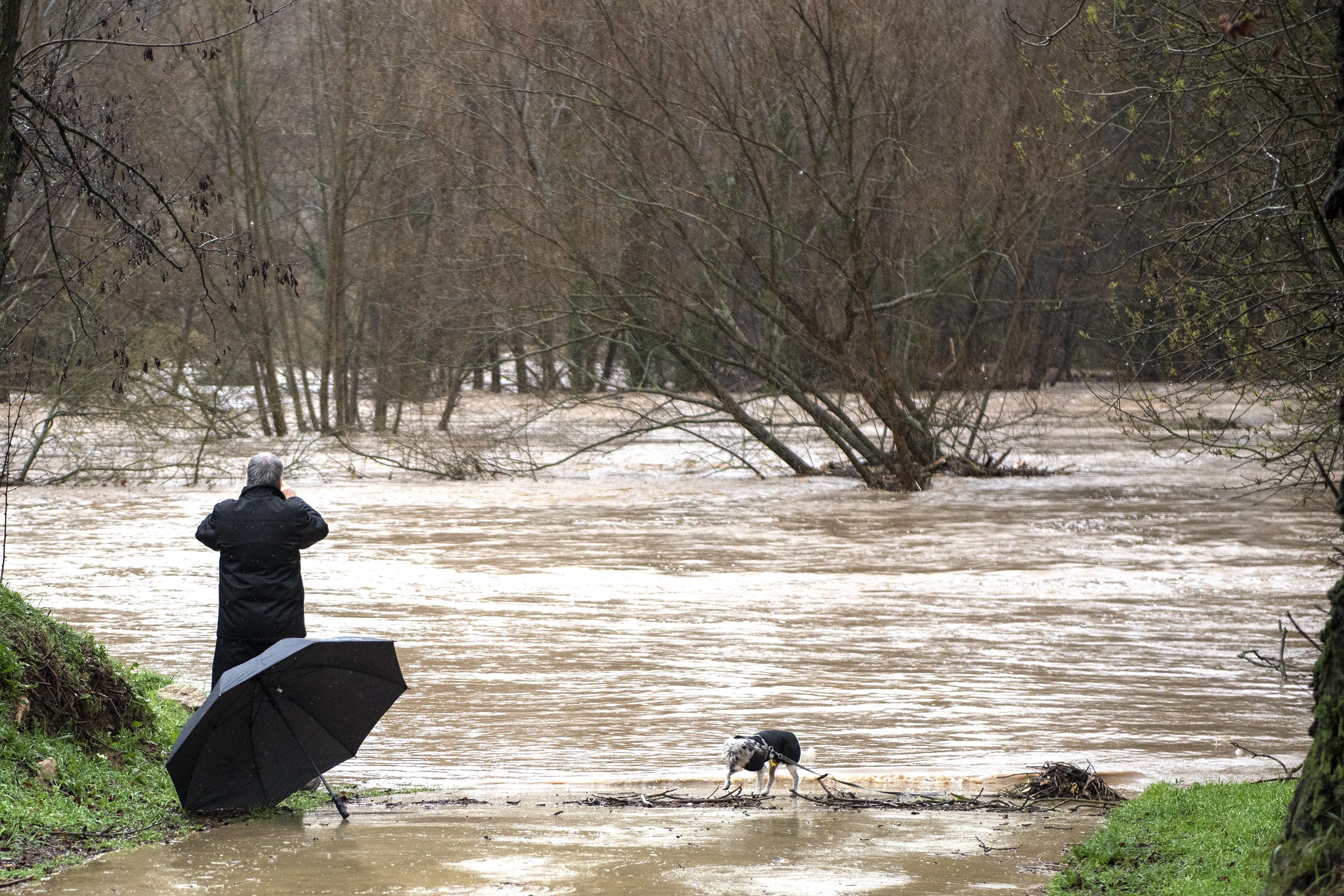 Un hombre toma una foto del desbordamiento del río Ter debido a las fuertes lluvias que ha dejado la borrasca 'Gloria' en Girona Catalunya (España) a 22 de enero de 2020 