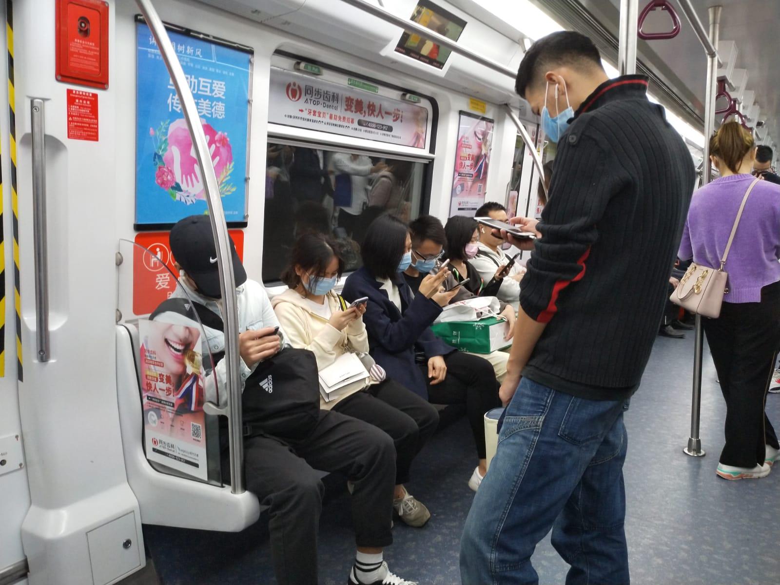 Los habitantes chinos utilizando mascarillas para evitar el contagio