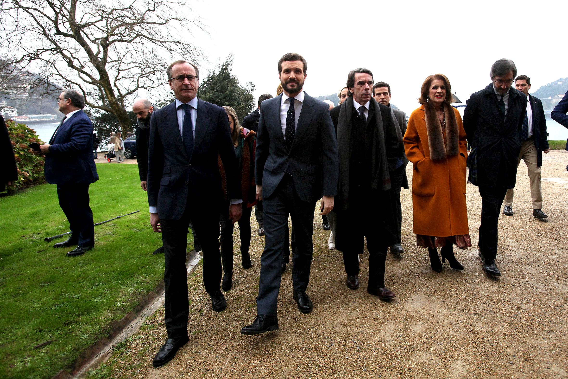 El presidente del PP vasco Alfonso Alonso; el presidente del Partido Popular Pablo Casado; el expresidente del Gobierno con el PP José María Aznar; la exalcaldesa de Madrid Ana Botella y e