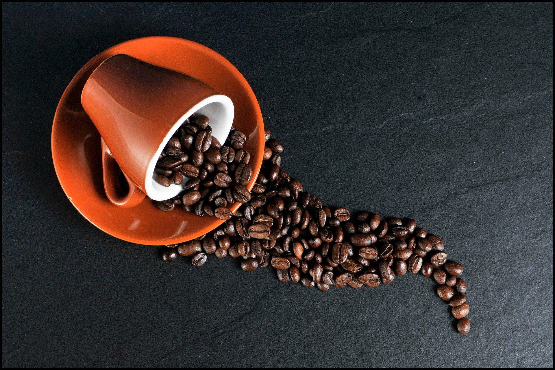 Un taza de granos de café. Christoph para Pixabay
