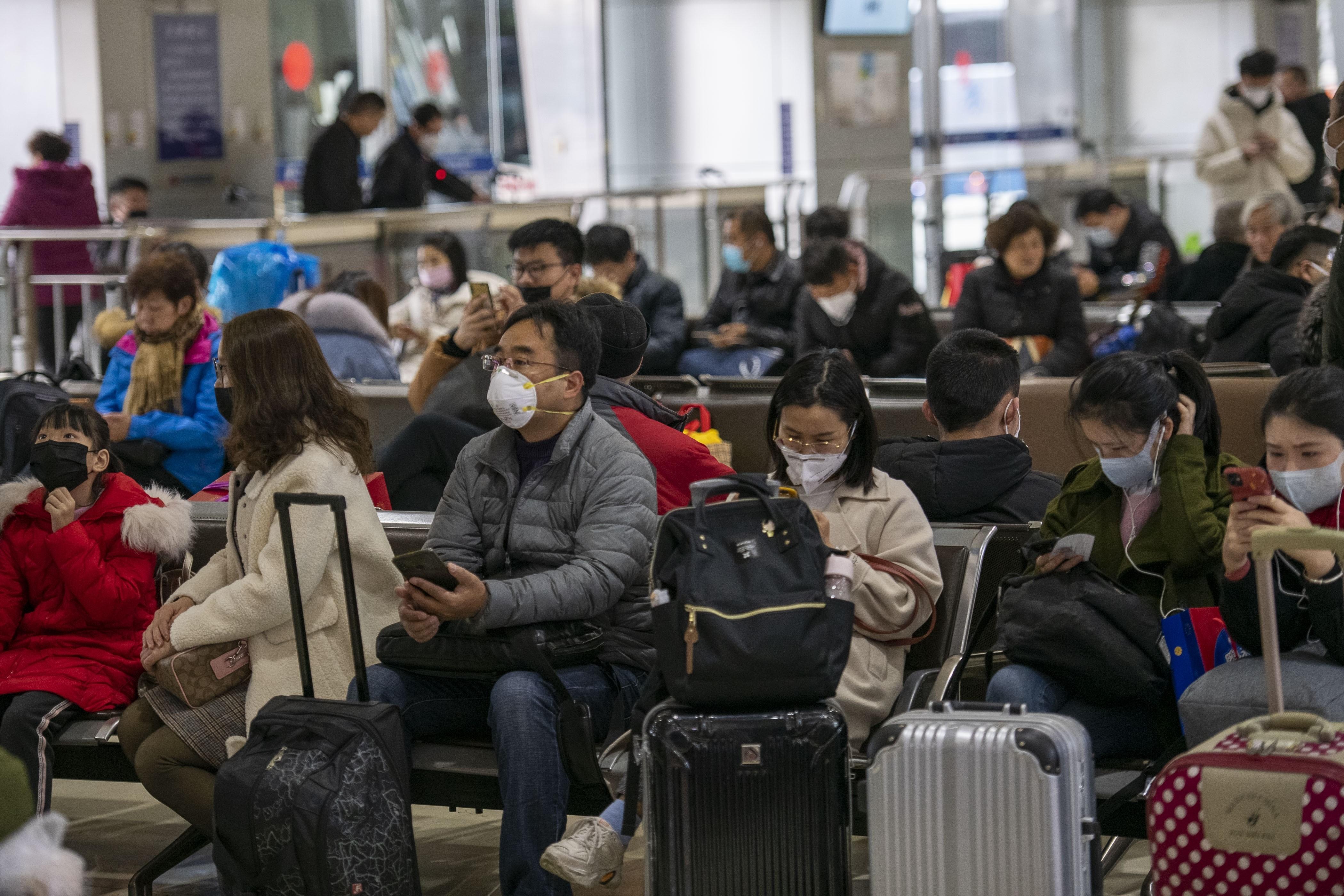 Personas en la estación de tren del sur de Shanghai 