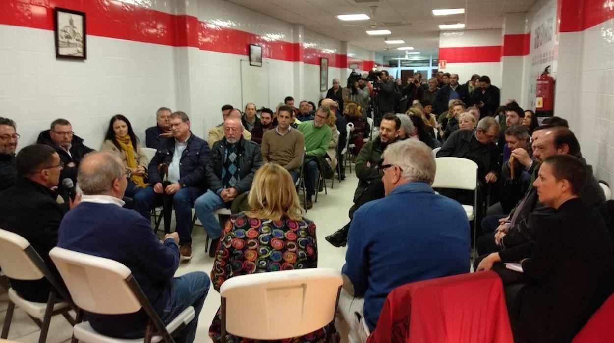 Reunión ayer en El Viso del Alcor de socialistas sevillanos críticos con Susana Díaz. TWITTER HACER+PSOE