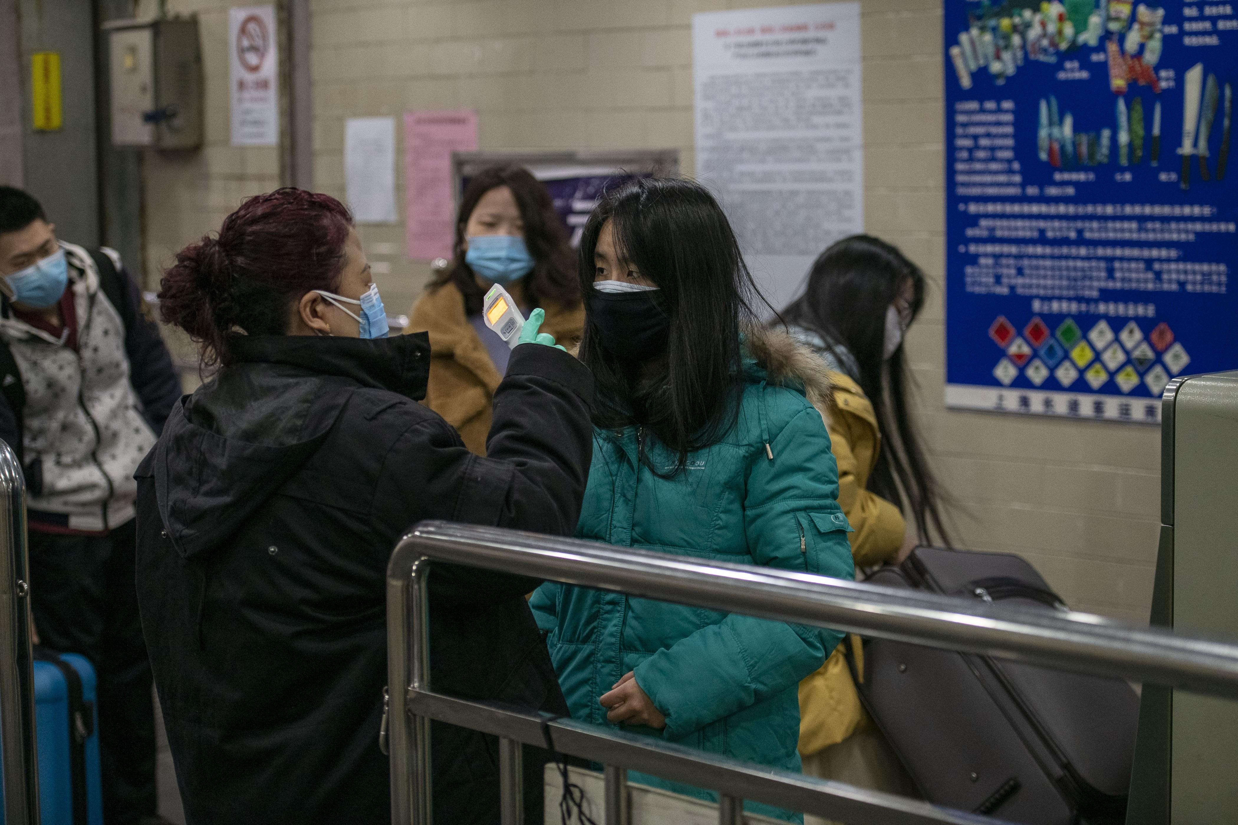 Sanitarios realizando análisis a ciudadanos chinos.