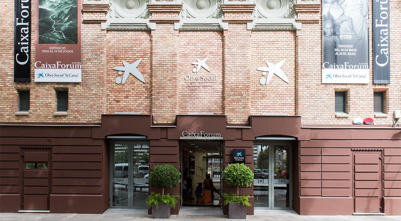CaixaForum Lleida se ubica en el edificio modernista del antiguo cine Viñes, un inmueble del arquitecto Francesc de Paula Morera Gatell, en el centro histórico de la ciudad