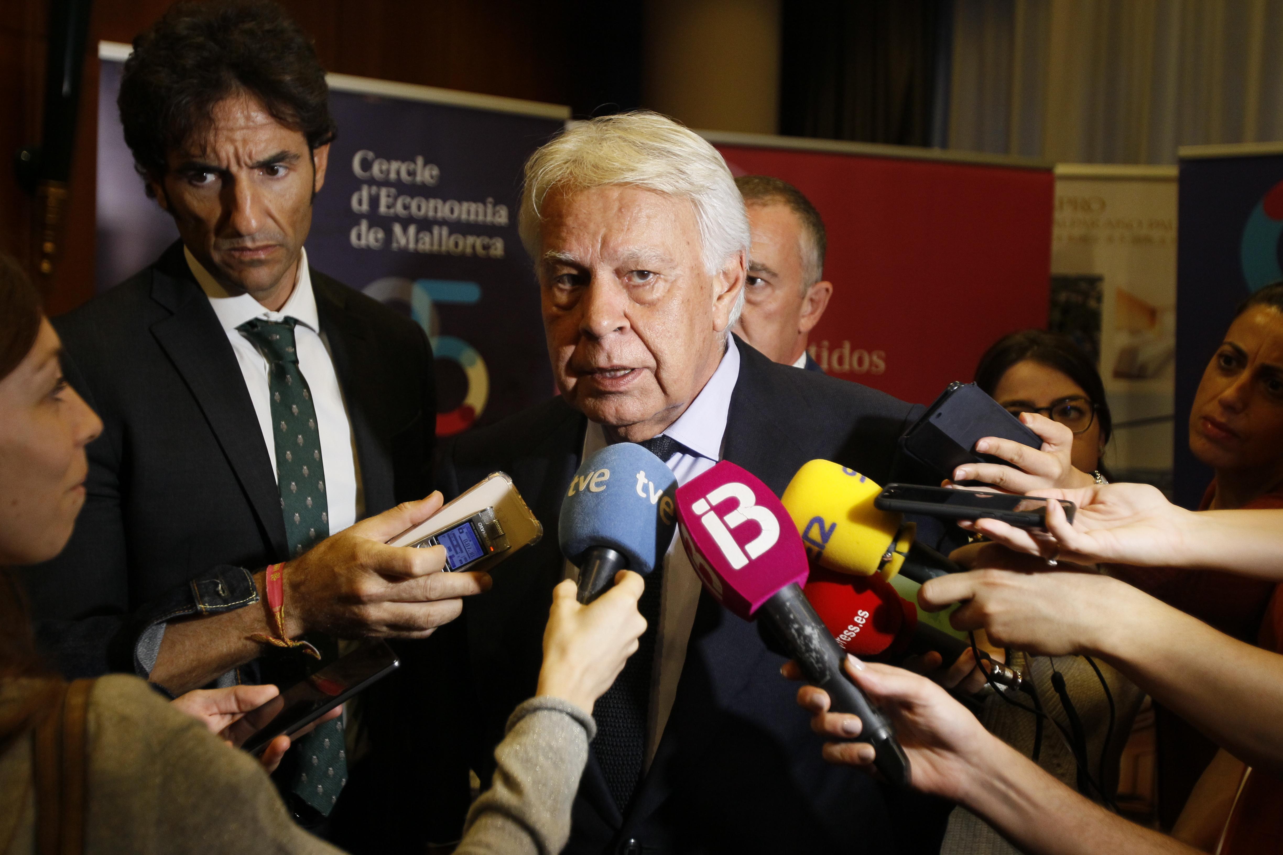 El expresidente del Gobierno Felipe González atendiendo a los medios de comunicación en una imagen de archivo. Fuente: Europa Press. 