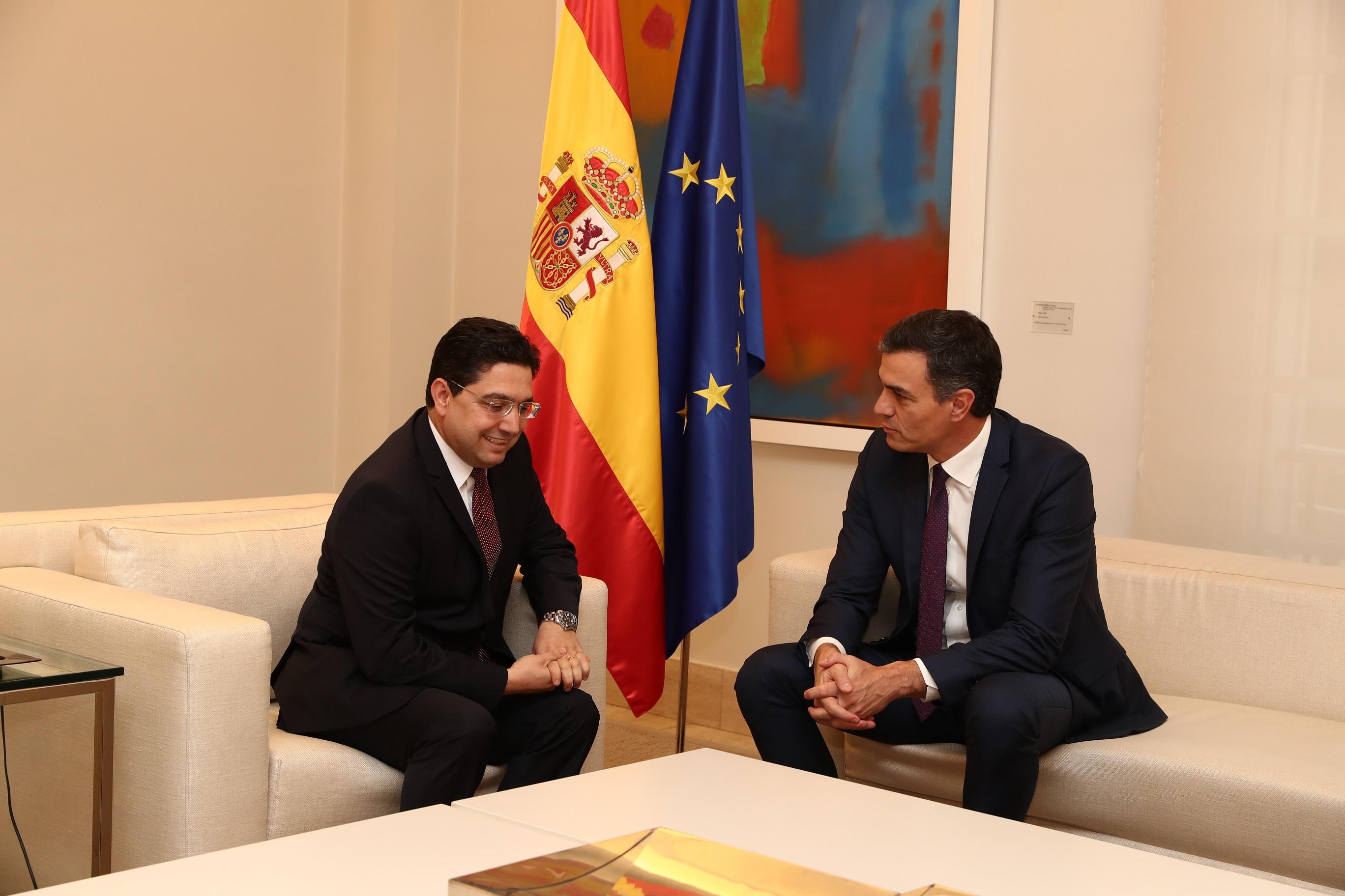 El ministro de Asuntos Exteriores marroquí, Nasser Bourita (i) con el presidente del Gobierno en funciones, Pedro Sánchez. Fuente: Europa Press.