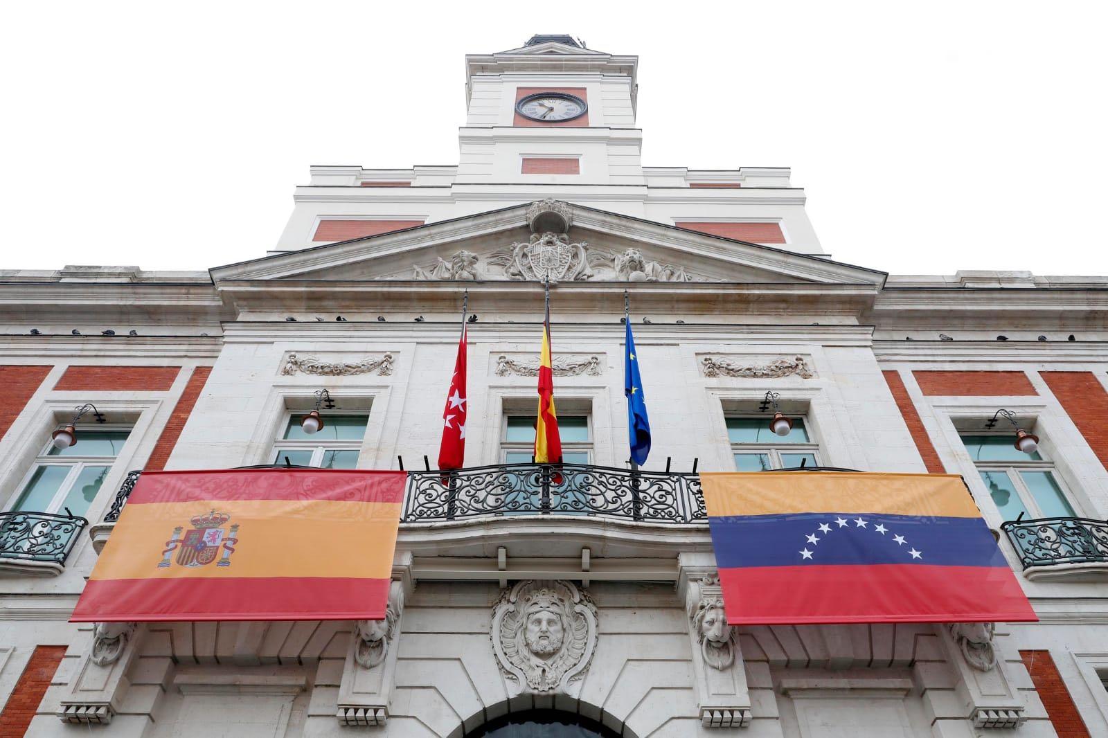 Imagen de la bandera de Venezuela en la sede de la Comunidad de Madrid. 