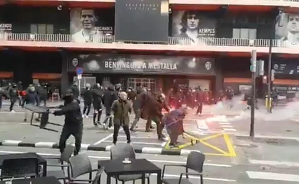 Enfrentamiento entre los ultras del Barcelona y del Valencia junto al Estadio de Mestalla