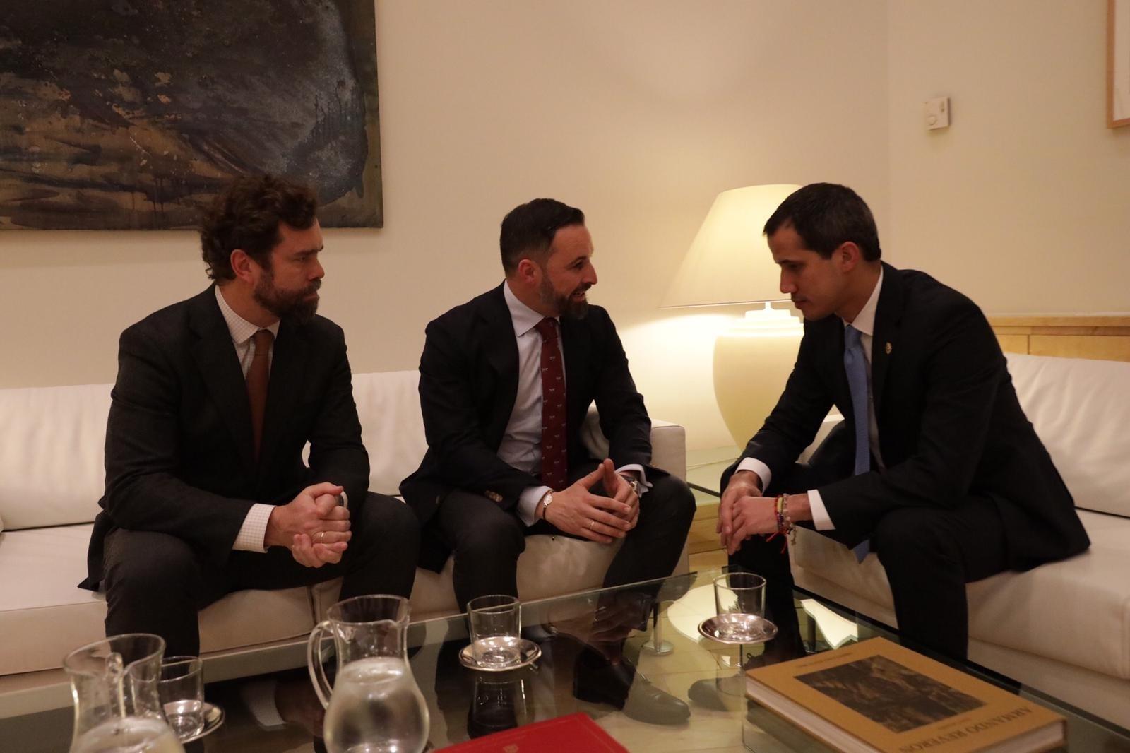 Santiago Abascal e Iván Espinosa se reúnen con Juan Guaidó en el Ayuntamiento de Madrid 