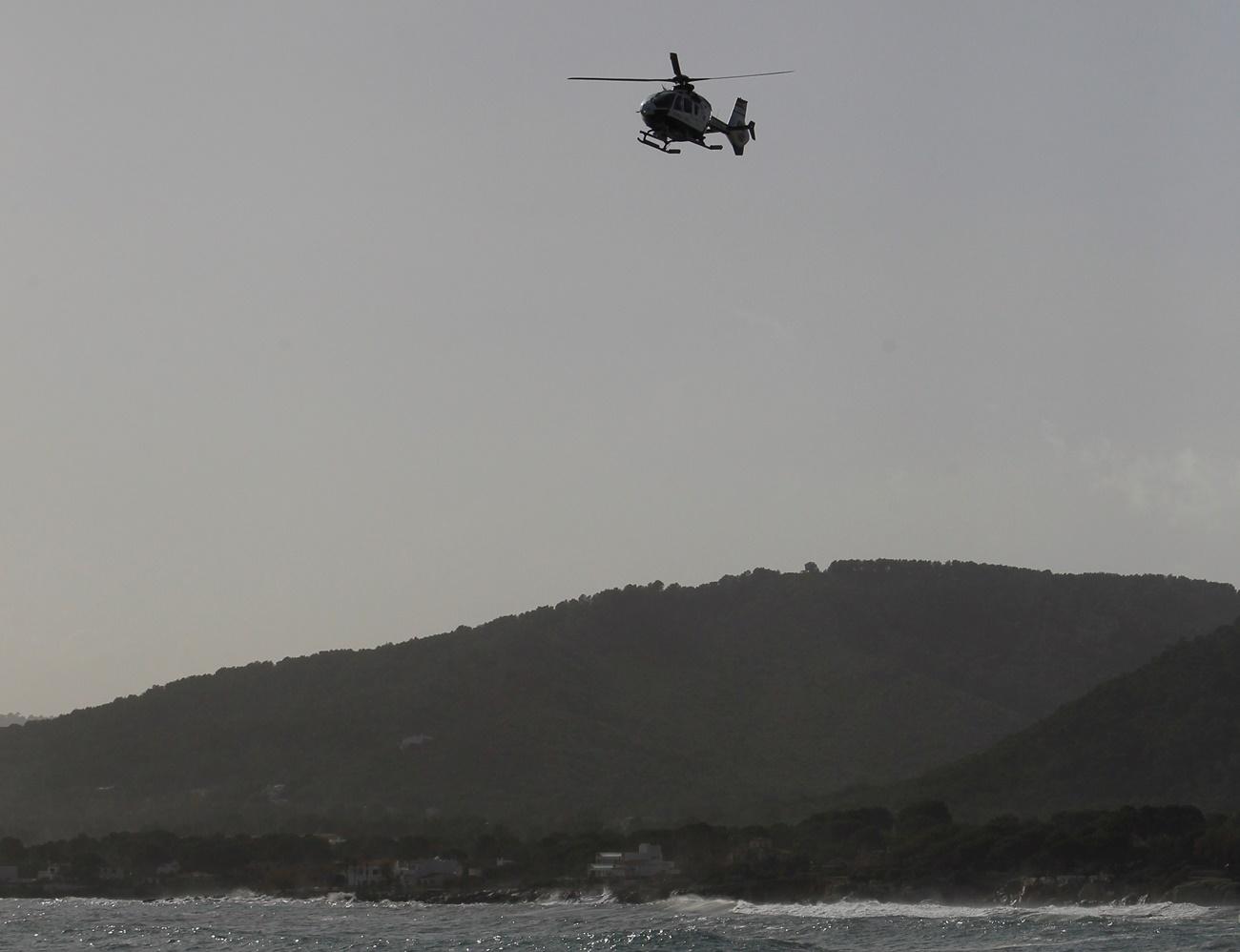 El helicóptero en el que viaja Pedro Sánchez sobrevuela el Puerto de Cala Ratjada (Mallorca)