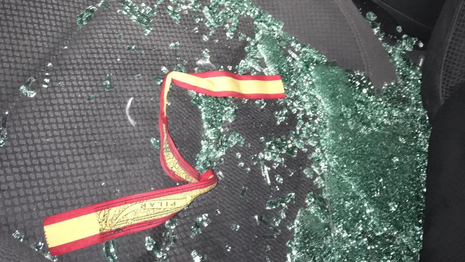 Los cristales rotos y la bandera de España. Fuente: Twitter.