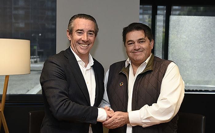 Juan Antonio Alcaraz, director general de CaixaBank y Saeed Amidi, fundador y CEO de Plug and Play, en la firma del acuerdo