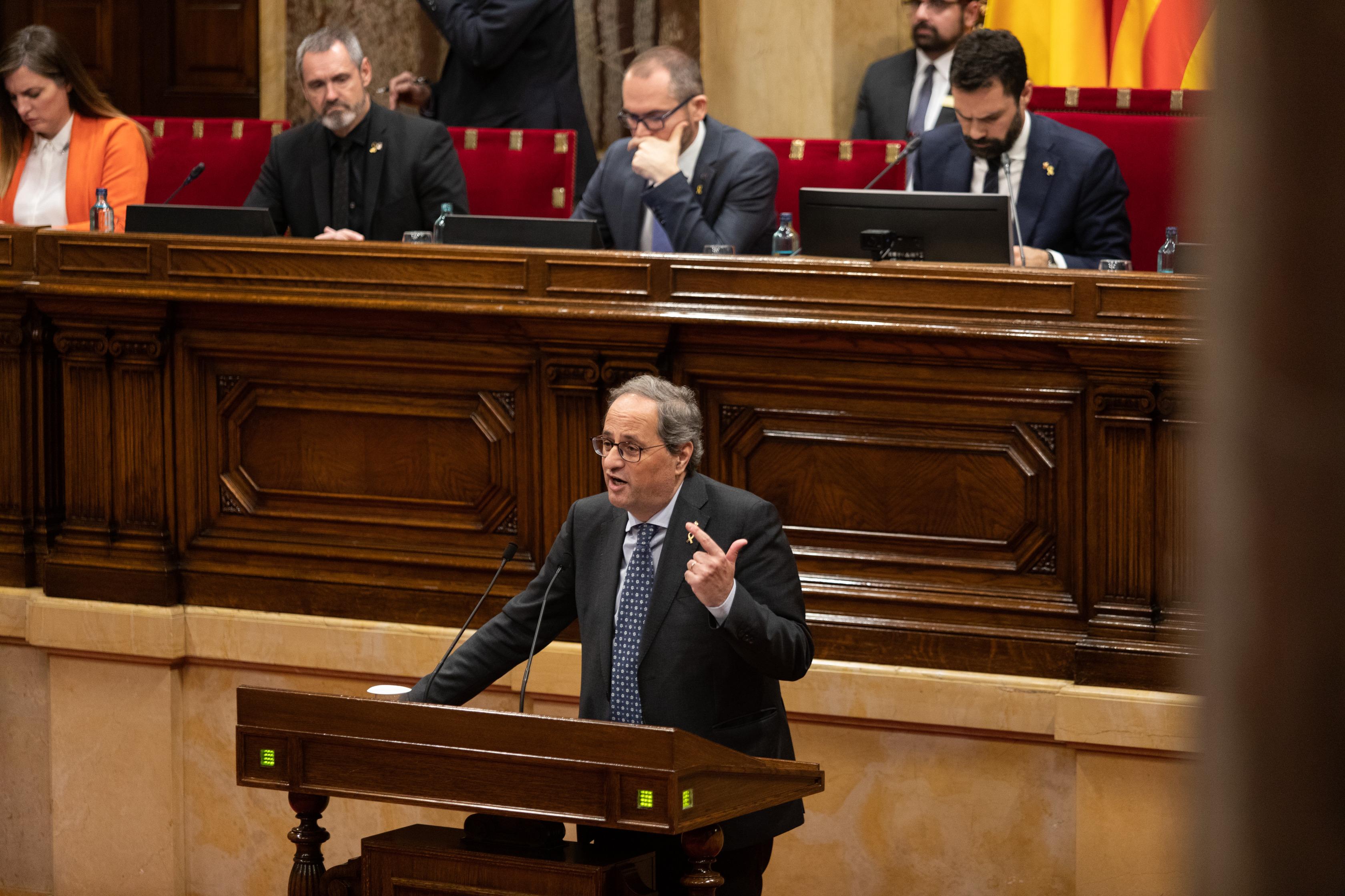 El president de la Generalitat Quim Torra interviene desde el atril durante un Pleno del Parlament de Catalunya en Barcelona (España) a 27 de enero de 2020 