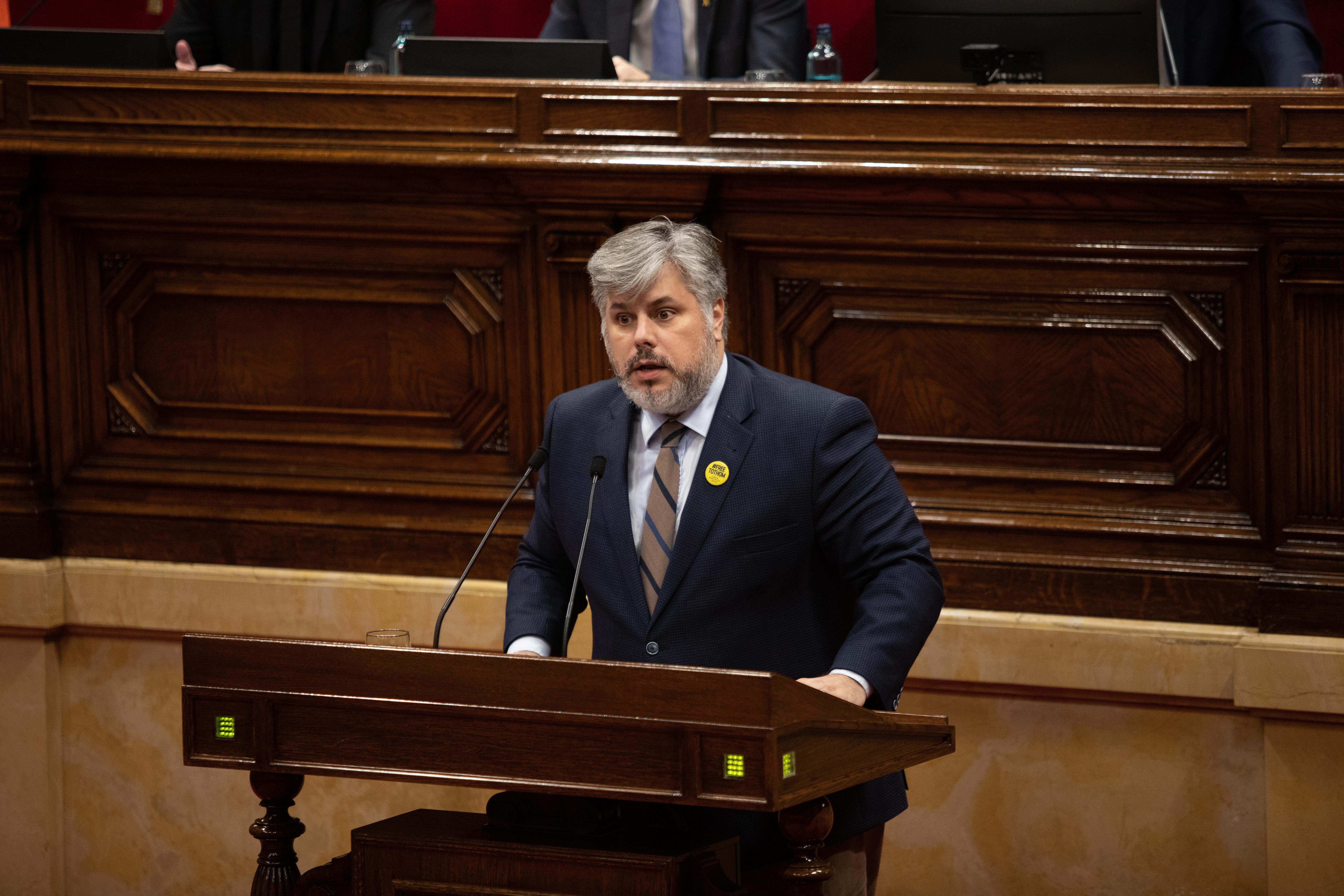  El presidente de JxCat en el Parlament, Albert Batet, interviene desde el atril durante un Pleno del Parlament de Catalunya 