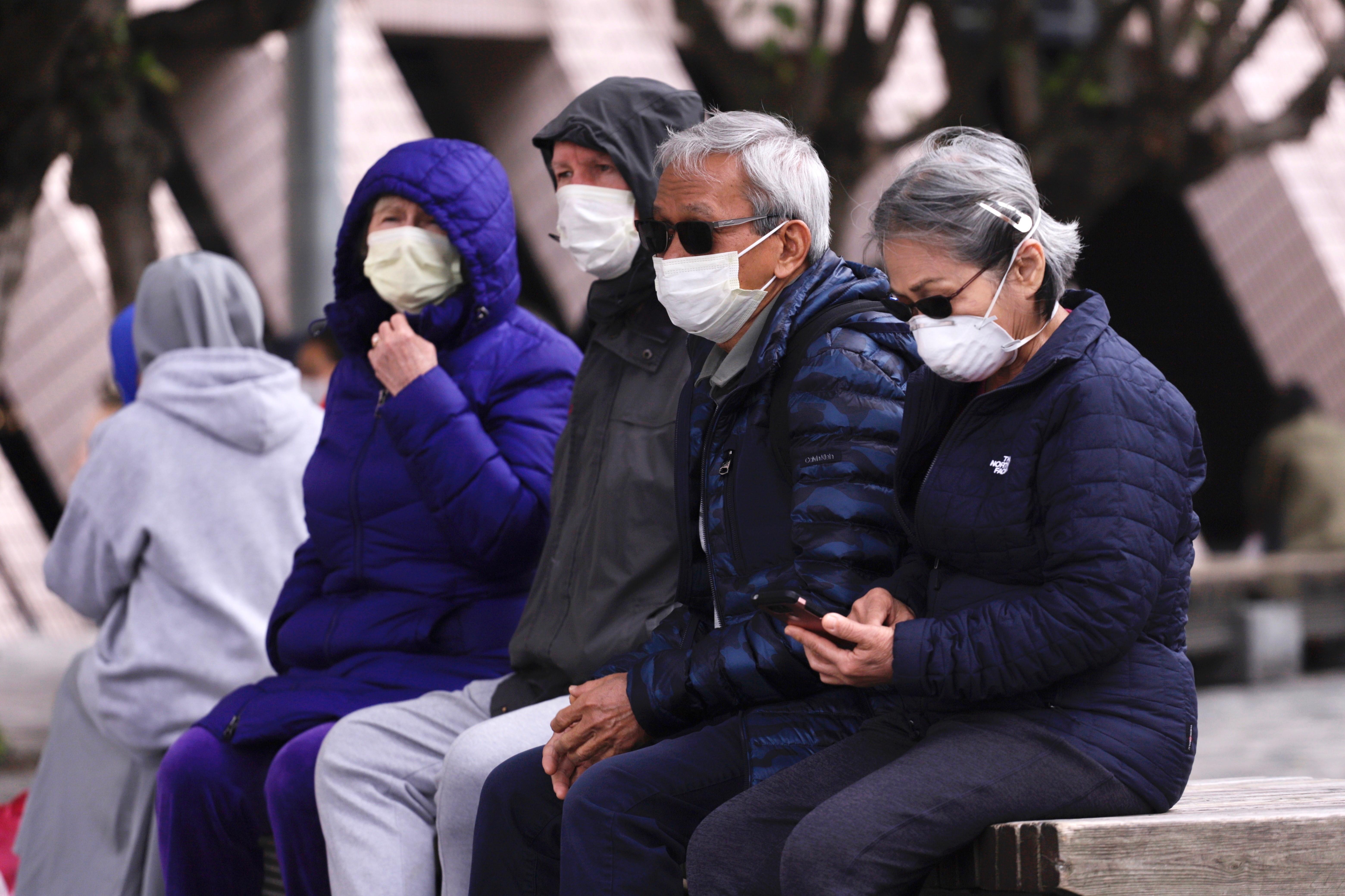 Cuatro personas chinas con una mascarilla. Fuente: Europa Press.