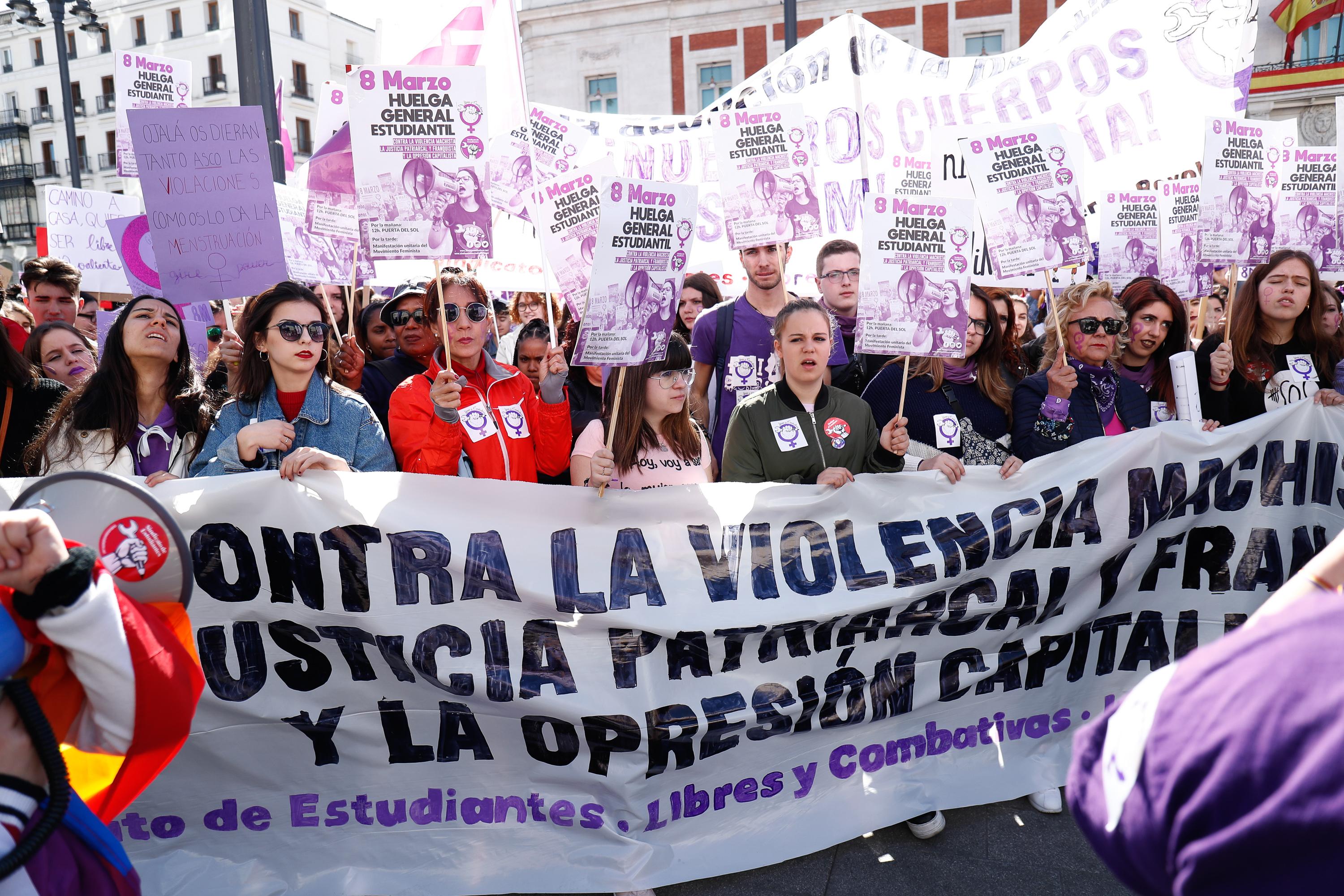 Pancartas y banderas con proclamas feministas. Europa Press