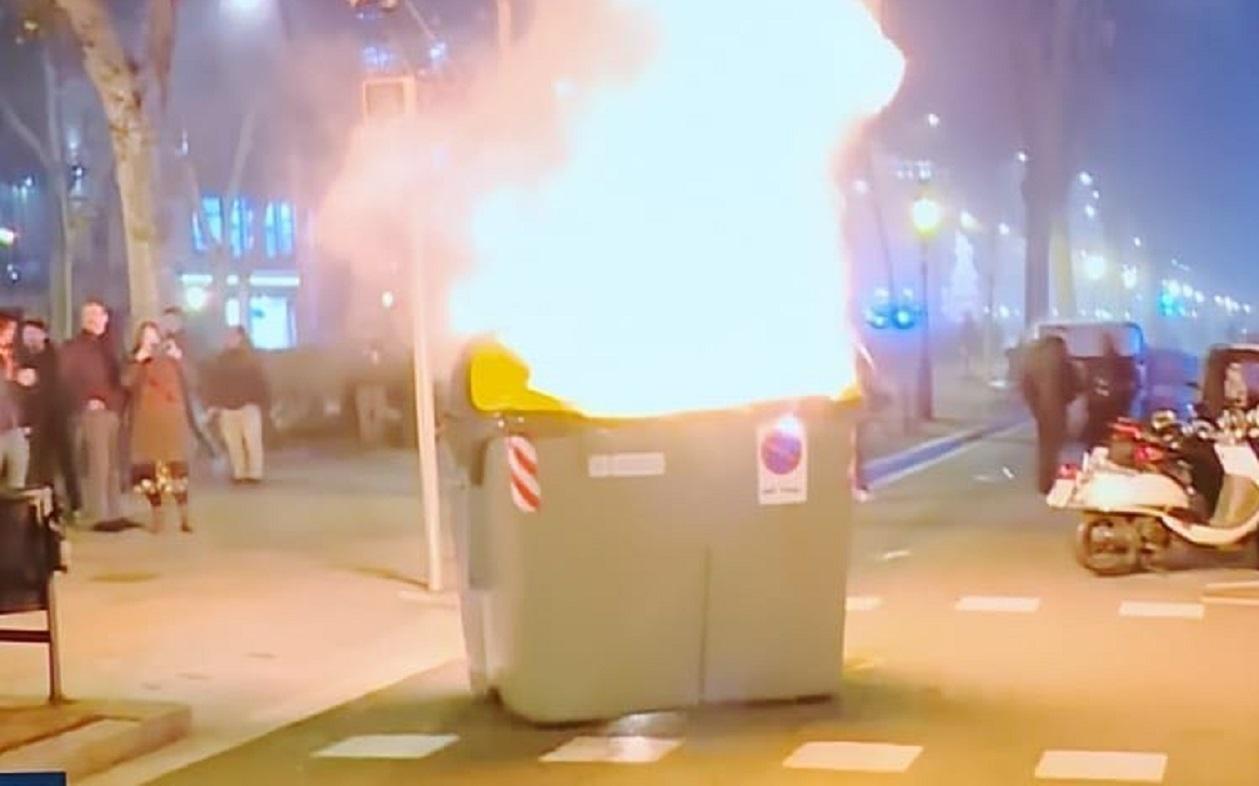 Contenedores ardiendo en Barcelona tras las protestas por la retirada del escaño a Quim Torra