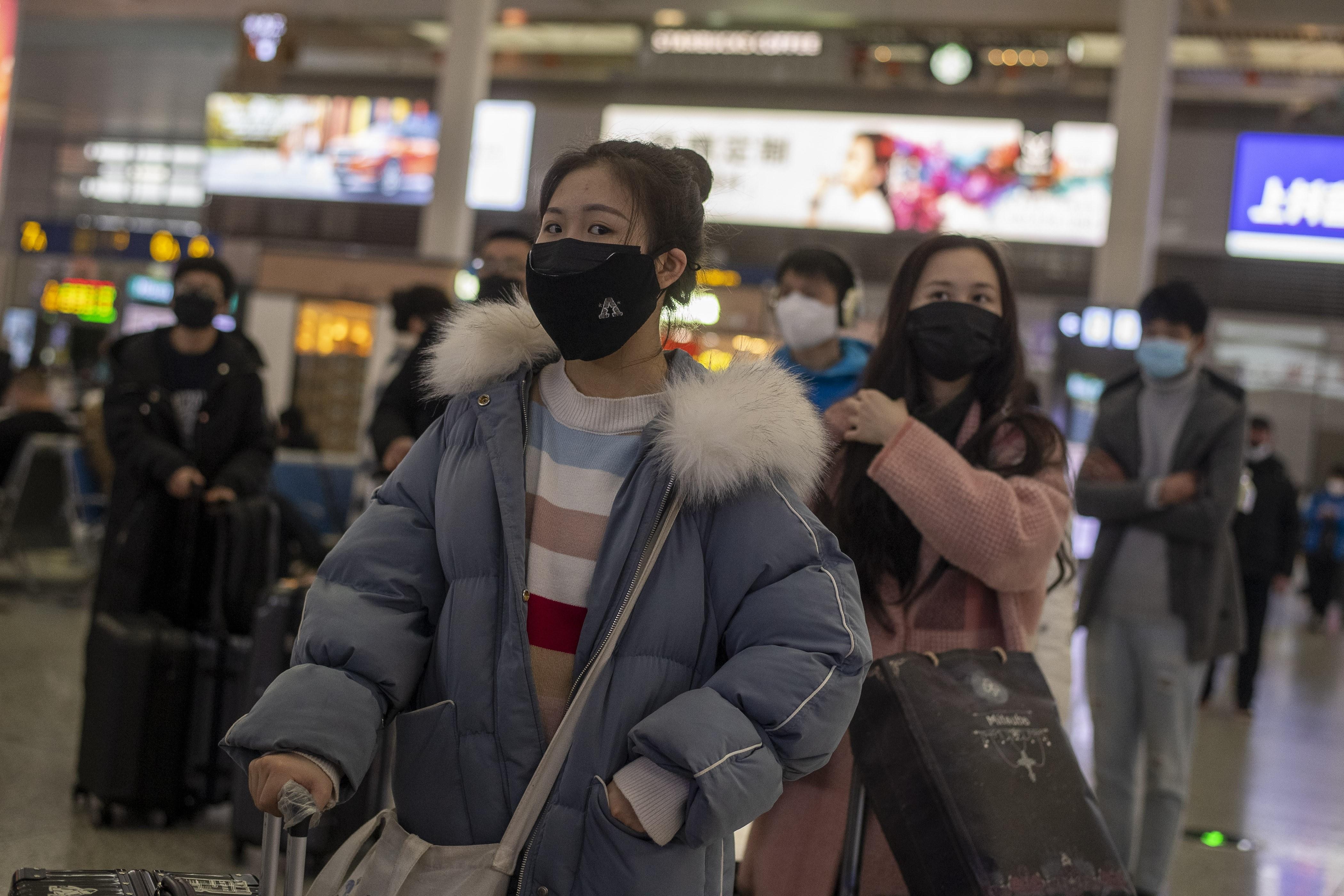 Ciudadanos chinos con una máscara puesta