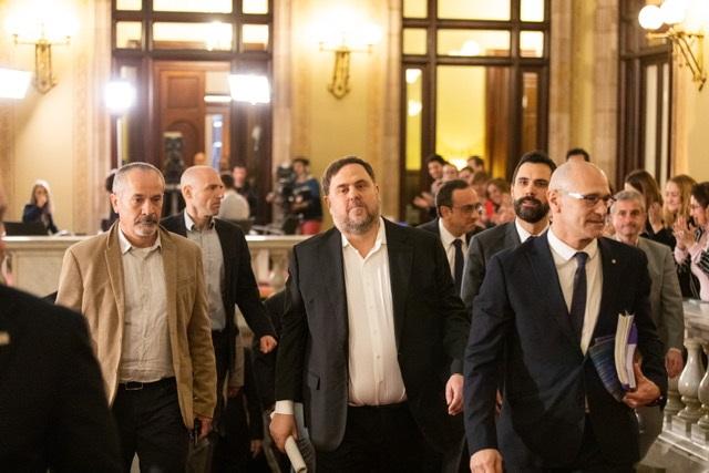 Oriol Junqueras y Raül Romeva entran en el Parlament acompañados del presidente de la Cámara, Roger Torrent